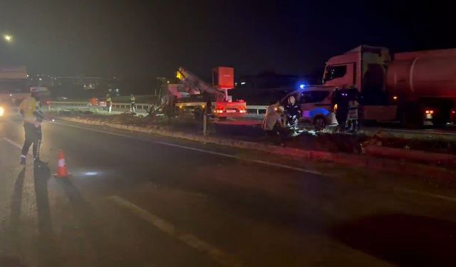 Kontrolden Çıkan Araç Refüje ve Direklere Çarptı: 1 Kişi Yaralandı