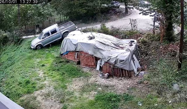 Kontrolden Çıkan Kamyonet Bahçeye Düştü, 3 Kadın Kılpayı Kurtuldu