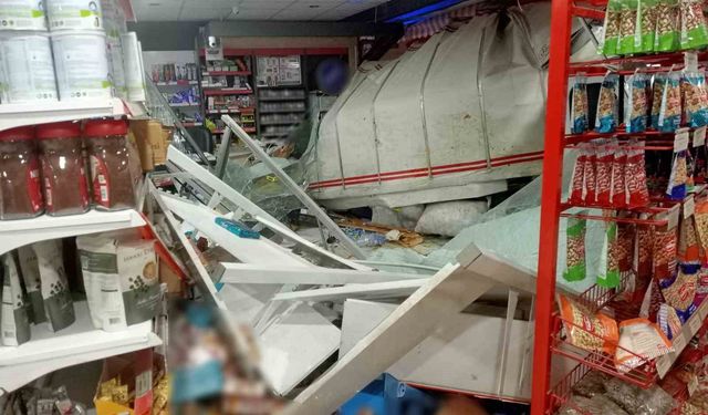 Kontrolden Çıkan Kamyonet Sivas'ta Marketi Girdi: 2 Yaralı