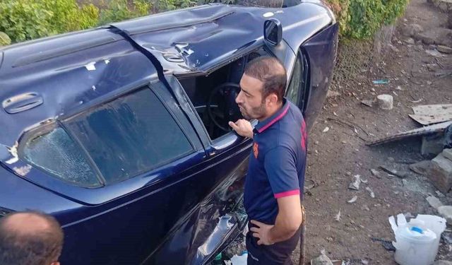 Kurtalan'da otomobil evin bahçesine düştü, 4 yaralı