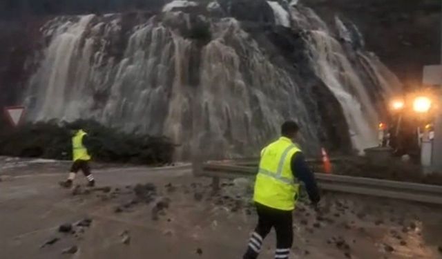 Kuzey Marmara Otoyolu'nda Yağmur Suları Trafiği Felç Etti