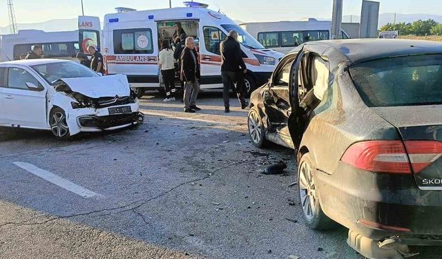 Malatya'da otomobillerin çarpıştığı kazada 6 kişi yaralandı