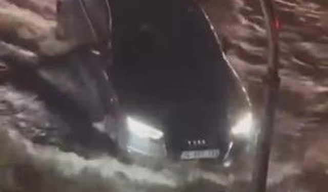 Maltepe'de Sağanak Yağışla Birlikte Yollar Adeta Göl Oldu