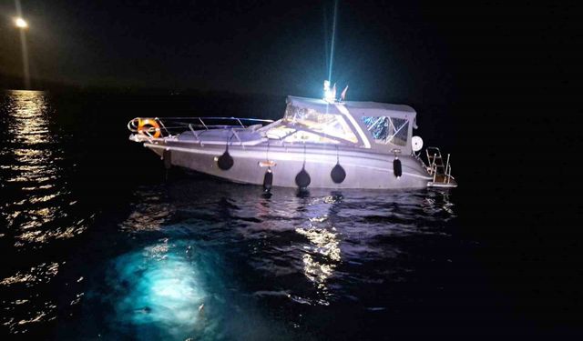 Marmaris'te kayalıklara çarpan teknedeki iki kişi kurtarıldı