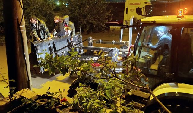 Mersin Akdeniz ilçesinde sağanak yağış sonrası temizlik çalışmaları