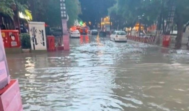 Mersin'de aniden bastıran yağmur su taşkınlarına yol açtı