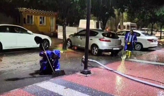 Mersin'de belediye ekipleri şiddetli yağış sonrası su baskınlarına müdahale ediyor