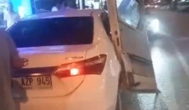 Mersin'de Minibüs Kapısı Otomobile Saplandı