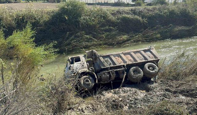 Muğla Dalaman'da Tersakan Çayı'na devrilen kamyonda yaralı var