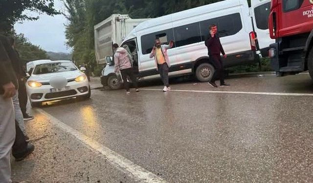 Ordu'da minibüs ve kamyon çarpıştı: 1 ölü, 23 yaralı
