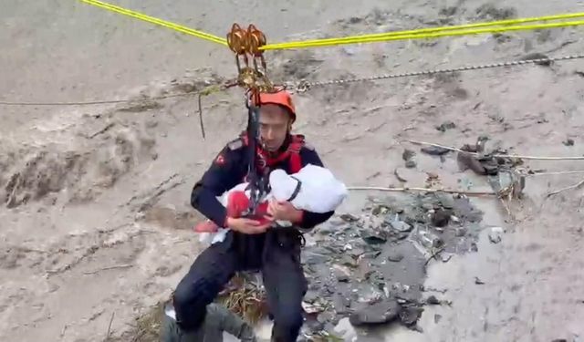 Sakarya'da sel operasyonunda AFAD personeli bebeği ninniyle uyuttu