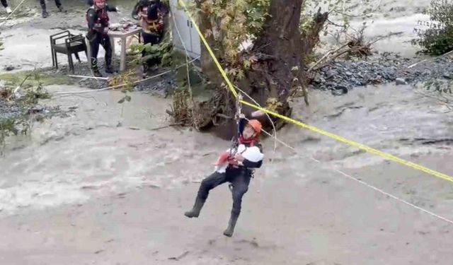 Sakarya'da selde jandarma bebeği kucağında uyutup kurtardı