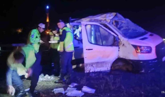 Sarıgöl'de yağışlı yolda otomobil takla attı, 4 yaralı