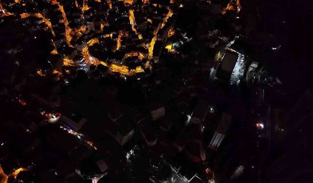 Sarıyer Ayazağa'da sel sonrası karanlıkta enkaz çalışmaları sürüyor