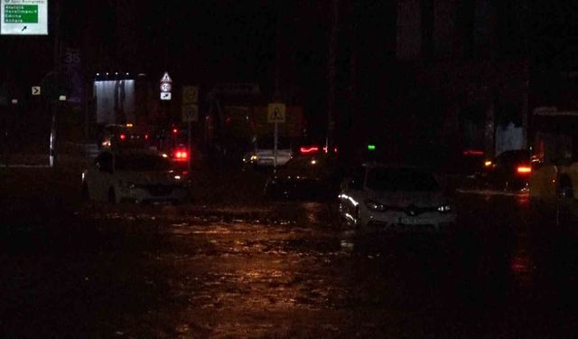 Sarıyer'de Sağanak Yağış Sonrası Cadde Suya Gömüldü, Araçlar Kontak Kapattı