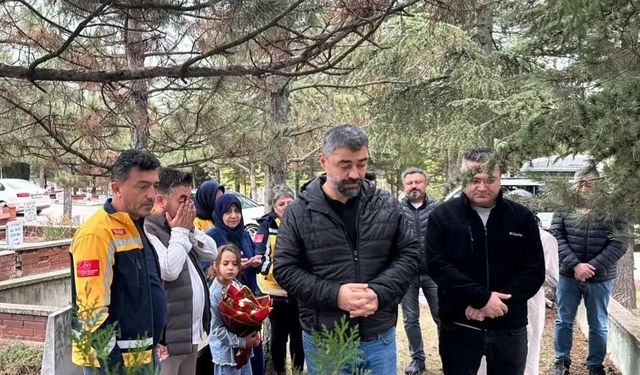 Şehit sağlık çalışanı Halis Alan, Eskişehir'de kabri başında anıldı