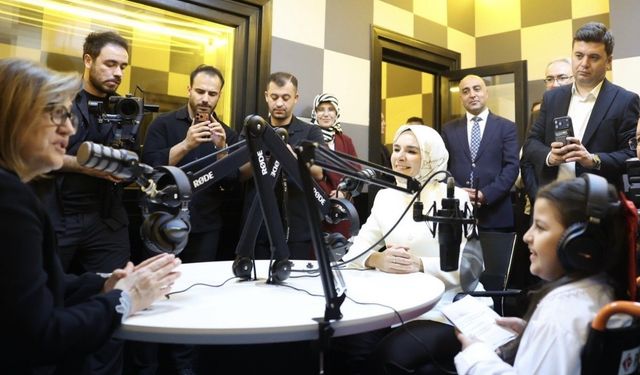 Serebral palsi hastası Cansu, Bakan Göktaş ile ilk röportajını yaptı