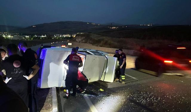 Siirt'te direksiyon hakimiyetini kaybeden otomobil yan yattı