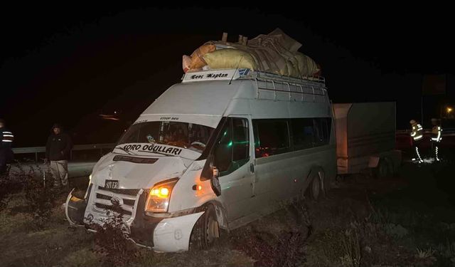 Sivas'ta Mevsimlik İşçileri Taşıyan Minibüs ile Otomobil Çarpıştı: 2 Yaralı