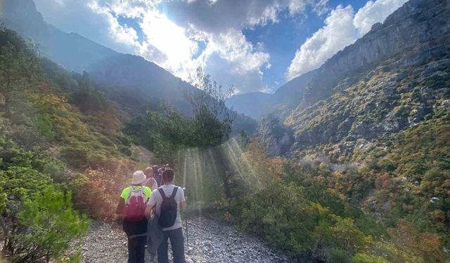 TURBELDAK üyeleri Spil Dağı'nda tarihi patikalarda yürüdü