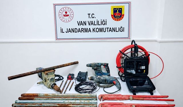 Van'da Tarihi Sit Alanında Kaçak Kazı Yapan İki Şüpheli Suçüstü Yakalandı