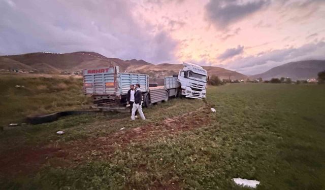 Van'da tırın şarampole yuvarlanması sonucu 2 kişi yaralandı