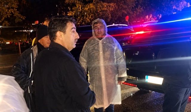 Yurtbaşı'nda Şiddetli Yağış Sonrası Başkan Doğan Ekiplerle Birlikte Saha Çalışmalarına Katıldı
