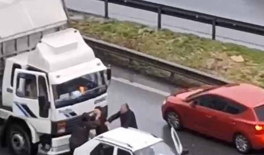 İstanbul - Küçükçekmece'de sürücülerin çekiçli yol verme kavgası