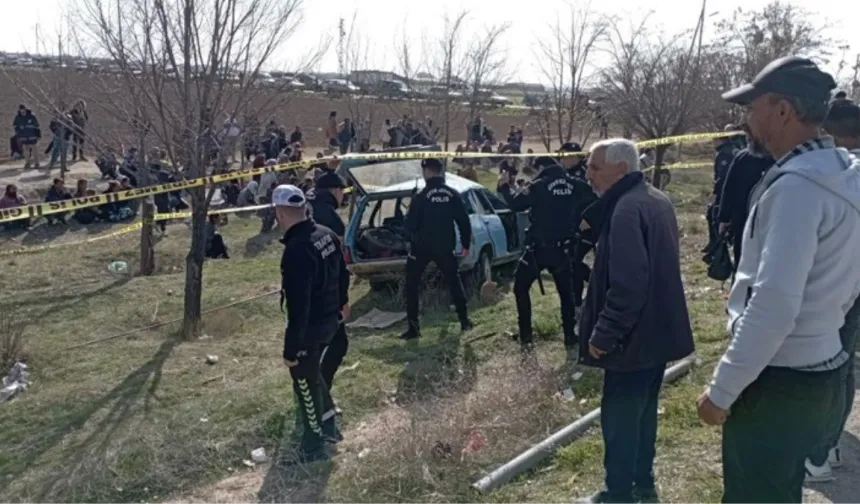 Konya'da Feci Kaza! Otomobil, Otobüs Durağına Daldı