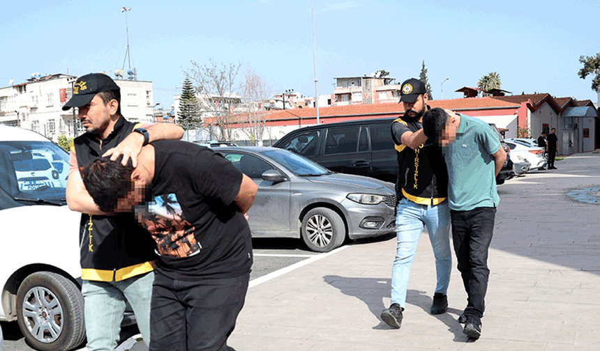 Adana’da taksi bulamayınca cip çaldılar! Kaza yaptılar