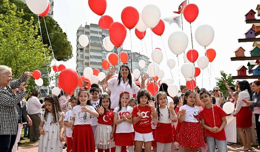 Antalya'dan kırmızı beyaz balonları gökyüzüne bırakıldı