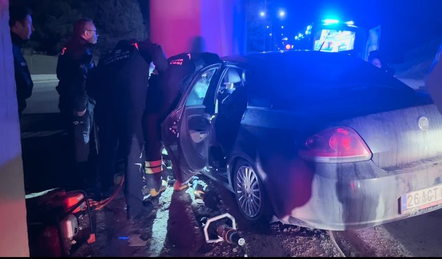 Eskişehir Çevreyolunda Feci Kaza: Otomobil Beton Kolona Çarptı, 2 Yaralı