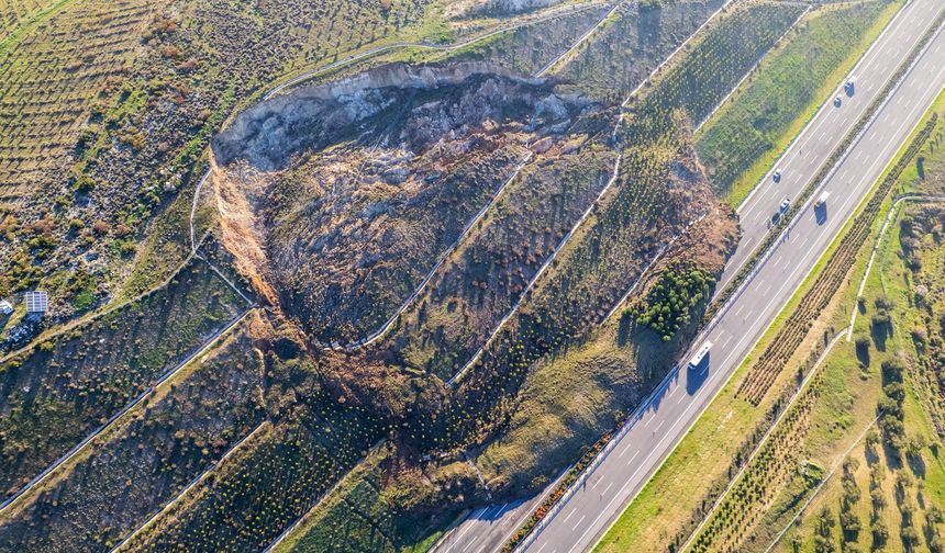 İzmir İstanbul Otoyolunda heyelan meydana geldi - Video