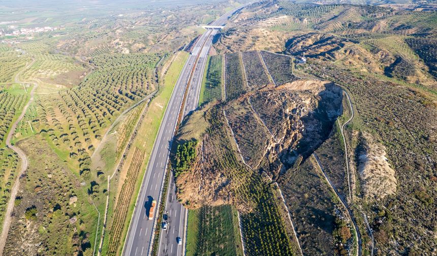 İzmir - İstanbul otoyolunda heyelan meydana geldi