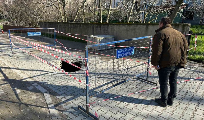 Ayvacık'ta yol çöktü