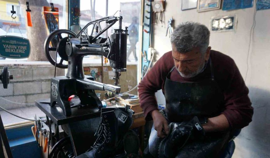 Babasından öğrendiği ayakkabı tamirciliğini 40 yıldır sürdürüyor