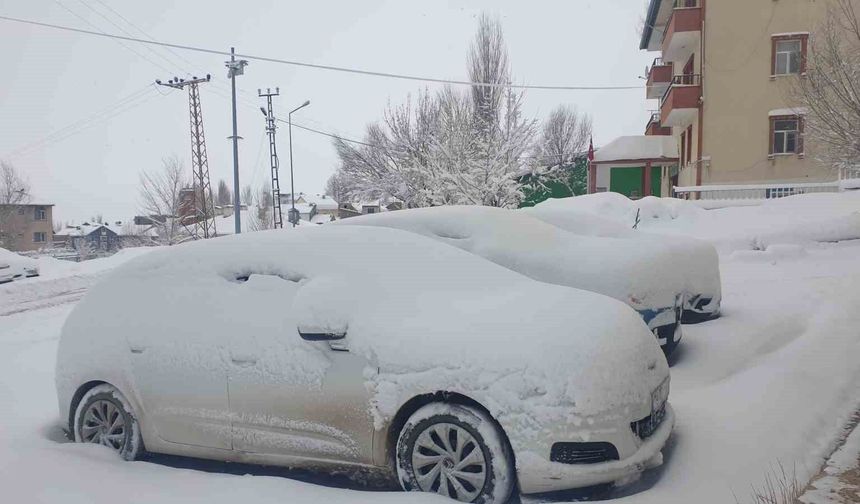 Başkale'de araçlar kara gömüldü: 32 yerleşim yerinin yolu ulaşıma kapandı