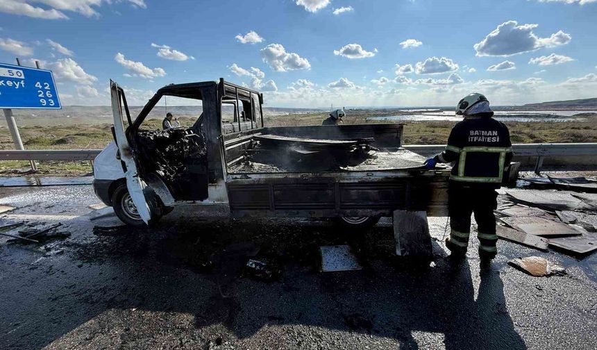 Batman'da seyir halindeki kamyonet alev aldı