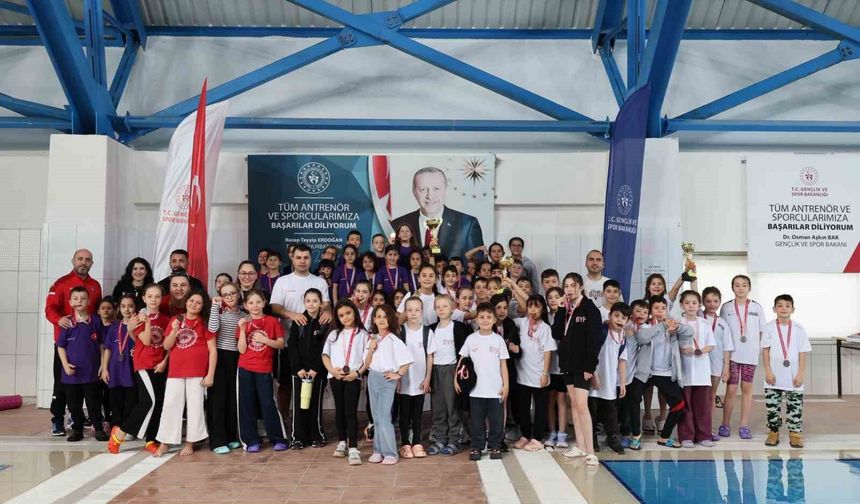 Bilecik'te küçük yüzücülerden madalya mücadelesi