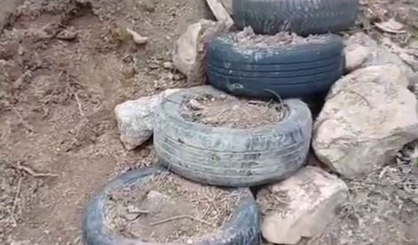 Camiye ulaşmak için araba lastiğinden merdiven yaptılar