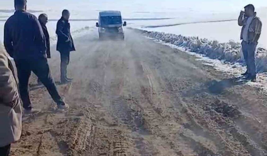 Çamurlu yollarda eğitim çilesi