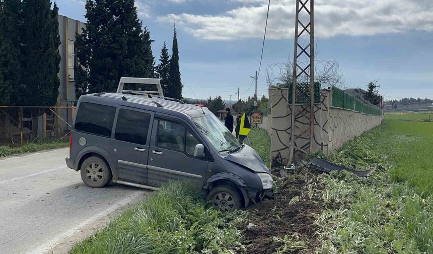 Çorlu'da aracın elektrik direğine çarptığı kaza kamerada