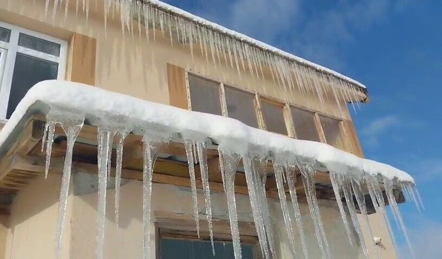 Dondurucu soğuk çatılarda buz sarkıtlarına dönüştü