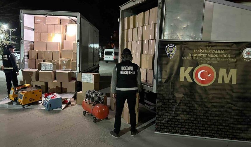 Eskişehir'de 5 milyon 800 bin makaron ve kilolarca kaçak tütün ele geçirildi