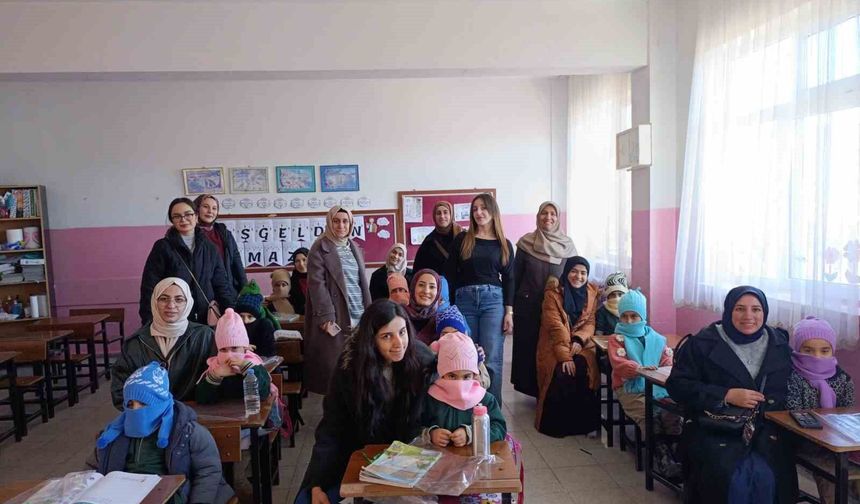 Gençlerin el emeğiyle hazırladığı hediyeler, minik yürekleri ısıttı