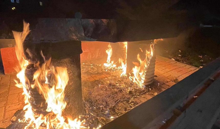 Kahta'da parktaki bank ateşe verildi