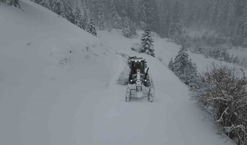 Kastamonu'da köy yollarında karla mücadelesi yeniden başladı