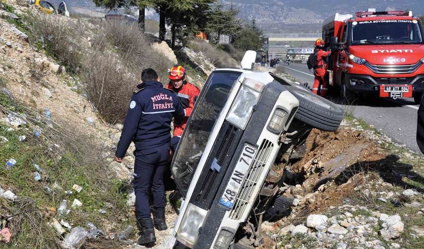 Kaza yapan Tofaş aracın içinde sıkışan vatandaşı itfaiye ekipleri kurtardı
