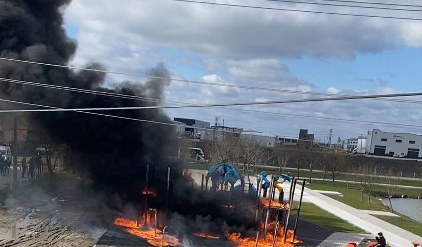 Parkta oyun grupları alev alev yandı