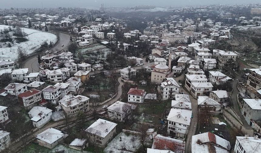 Safranbolu'da kar yağışı tarihi yapıların çatılarını beyaza bürüdü